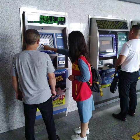 青春志愿行，温暖出行路——阴阳赵镇中志愿者走进漯河西站
