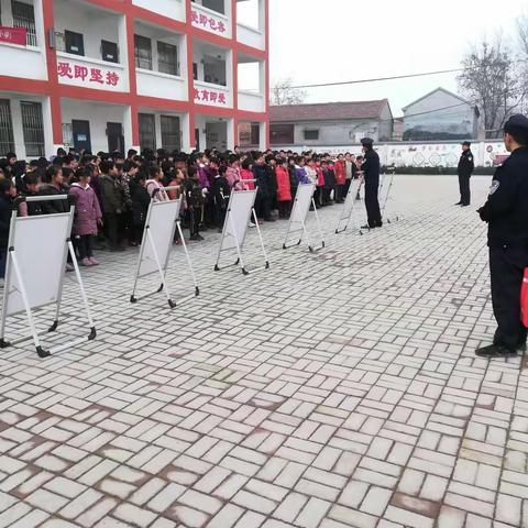 《爱路护路，人人有责》杨集乡中辛店小学———铁路护路、安全知识宣传活动