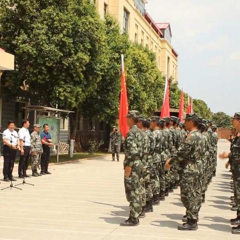 军地合力战危难  军民鱼水情愈深 ——巩义干群盛情欢送救援官兵