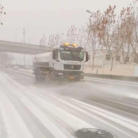 机械车辆清雪除冰，加速城区主次干道清洁