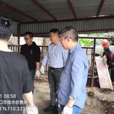 海口市排水设施事务中心美兰排水设施养护大队与设备维修大队开展海甸泵站院内卫生大扫除活动