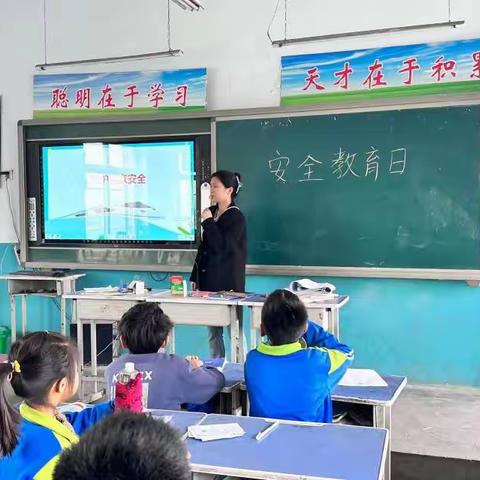 事事安全牢记人心，人人幸福洒满校园。牛堡小学开展“安全教育日”课堂。