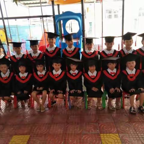 看到你们要毕业了，老师好舍不得喔😭！老师希望你们在新的环境中找属于你们的天地。