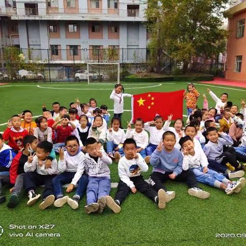 “国旗飘飘，童心飞扬”迎国庆，庆华诞，——23小学一年三班在行动。