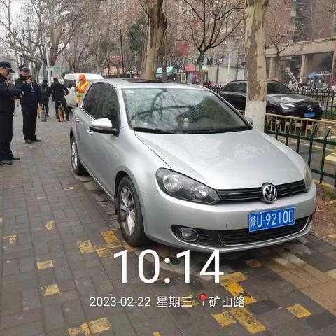 浐灞城管整治人行道上违法停车行为