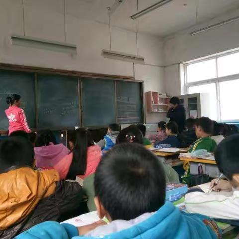 闫兴鲁小学数学教研听评课活动进行中