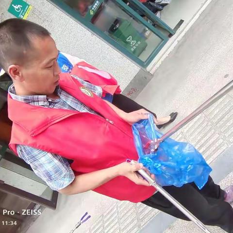 建德更楼残疾人志愿者街头捡垃圾