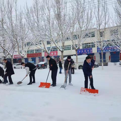 扫雪破冰暖人心 我们在行动