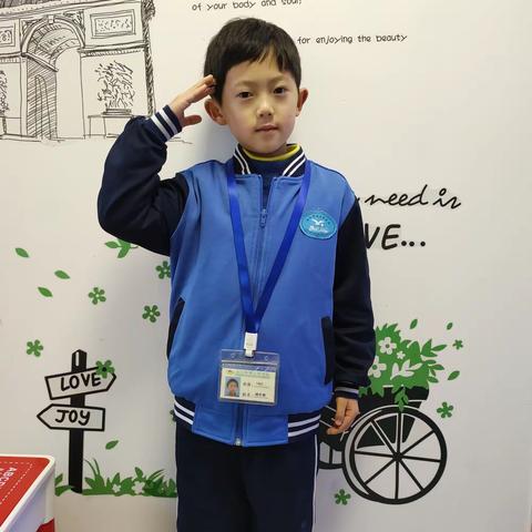 凌云塔学校1902班杨乐骁观看升旗仪式