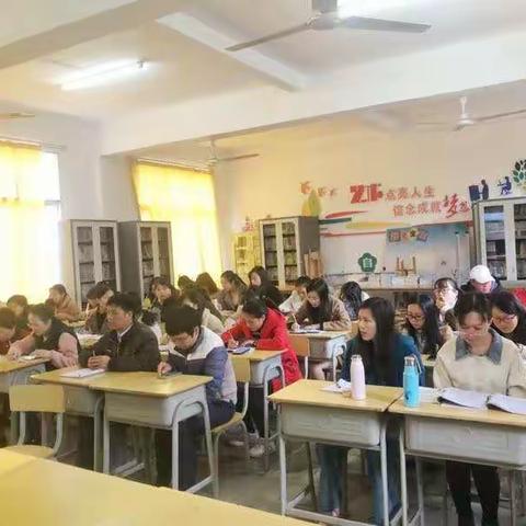 析考情察学情，群策群力促提高——记黄麟中心小学提高英语质量研讨会