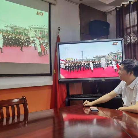 广信区石人乡中心小学教师观看中国共产党成立100周年庆祝大会直播