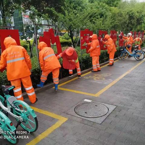 迎接国卫复审，借雨“清城”恒华环卫用实际行动诠释着“劳动最光荣，劳动最美丽”