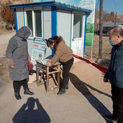 积极按照镇政府工作要求，在村卡口防疫值勤