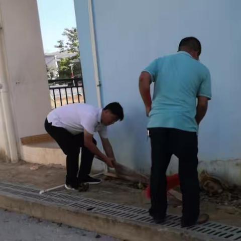 美化校园 ，你我参与——陵水民族中学党支部开展美化校园环境大扫除活动