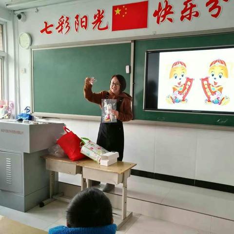 西山路小学一年级五班“家长进课堂”之(六)庆元旦手工DIY