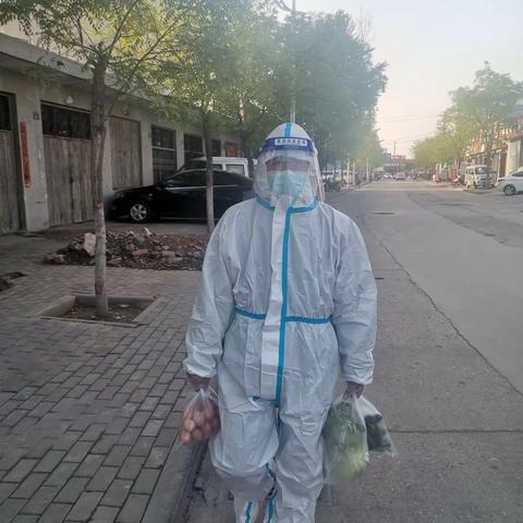 可爱的大白志愿者为居家隔离人员送生活用品及蔬菜