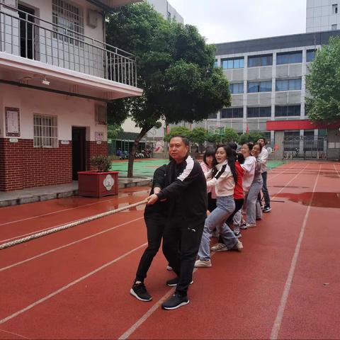 “三尺讲台勤耕耘，趣味运动展风采”——上饶市第八小学教职工趣味运动会