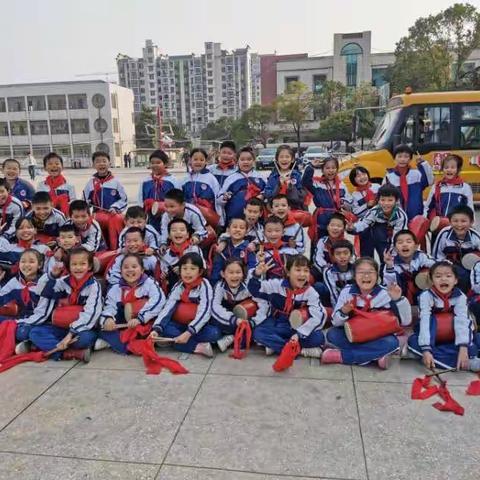 屈原二中第二十五届运动会——小127班腰鼓队与运动员们的风采