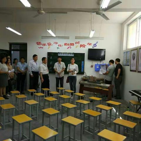 市教育局均衡办吴爱红主任一行到寄料对义务教育均衡提升开展情况进行抽检