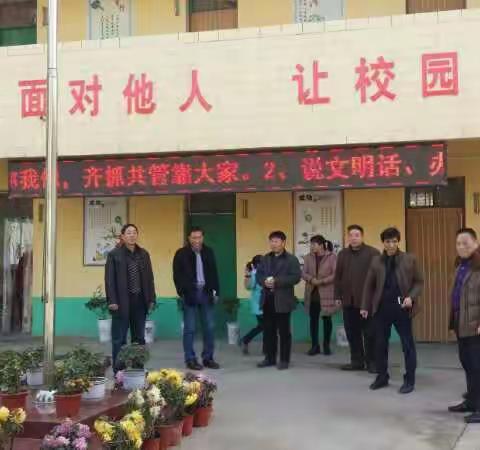 市教体局教研室薛志民主任一行四人到寄料小学检查教学常规工作