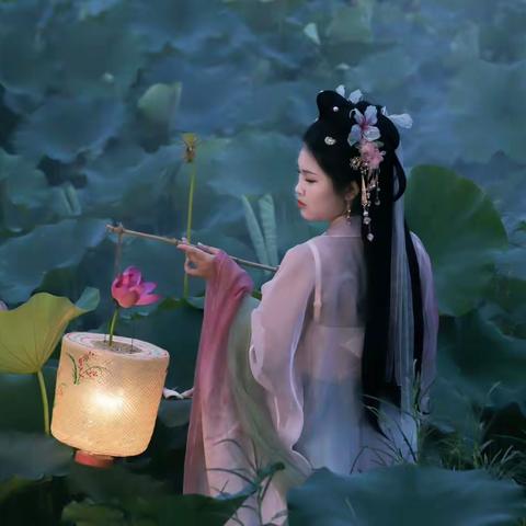 【荷花人像】挑灯赏荷​