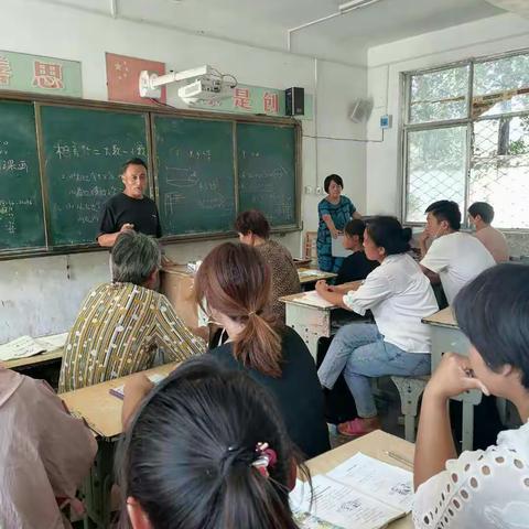 鹿楼镇何庄小学召开以“家校合作，共促成长”为主题的新学期家长会