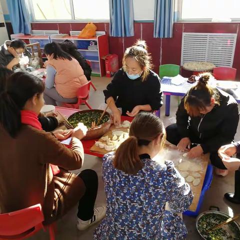 开心包饺子，团圆迎新年—塔屯小学教师包饺子庆元旦活动