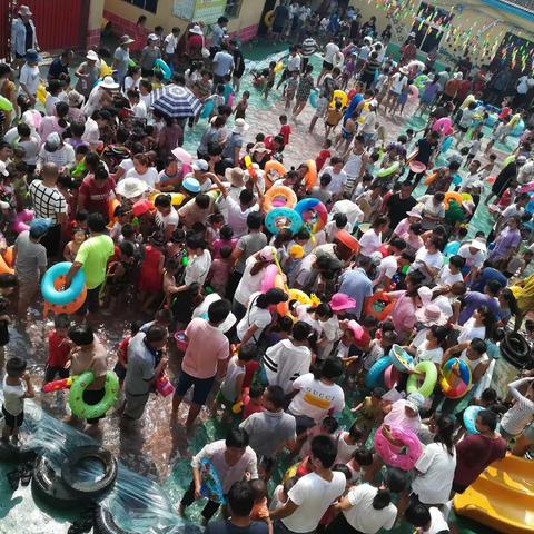 炎热夏季，清凉一下！徐镇第一幼儿园大型户外亲子狂欢_____"爱shui你就泼泼shui"激情泼水节