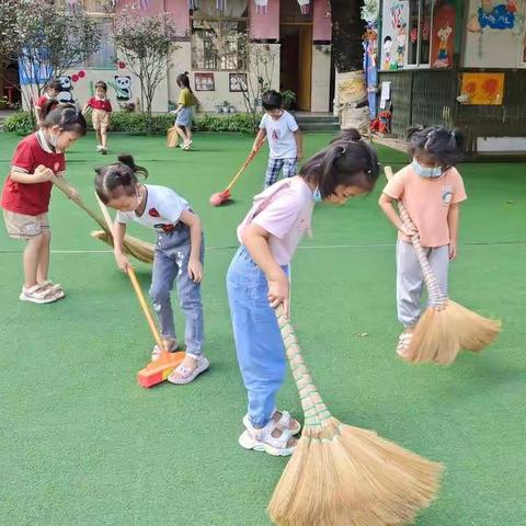 芒市户拉幼儿园中四班劳动活动《我会扫地》