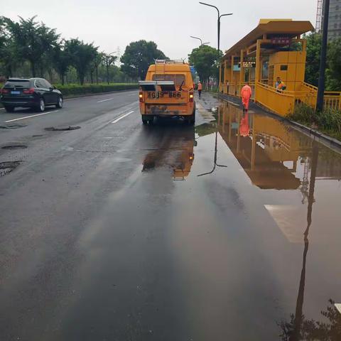 防汛进行中，公路一线人员跟进路况播报