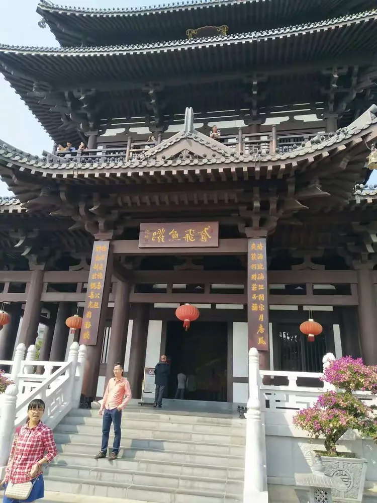 重阳节登逍遥楼重阳登上逍遥楼楚越雄风眼底收苍莽青山葱郁郁漓江绿水