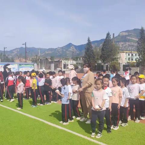 第二十五届校园文化艺术节系列活动——“障碍接力赛”趣味体育比赛