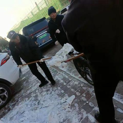 沙圪堵丽锦家园业主楼栋长帮助物业清扫小区的积雪