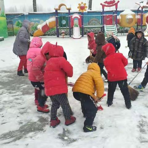 周营中心幼儿园中三班进行扫雪活动――快乐扫雪