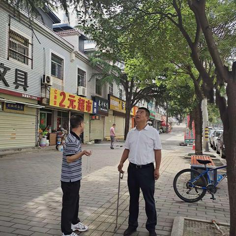 开发区管委会副主任张波检查包抓路段环境卫生