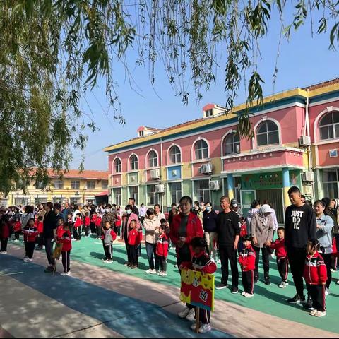 北岭幼儿园开展了“乡土润童心，运动向未来”为主题的亲子趣味运动会。