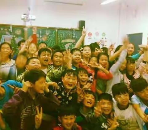 我就是我，颜色不一样的烟火。       五一班，庆六一文艺汇演。