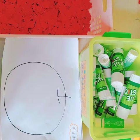 美术粘贴画（苹果）