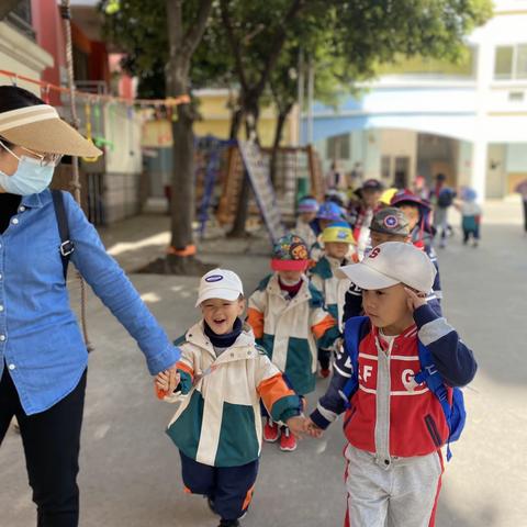 【清雅童行】纳古镇中心幼儿园春游活动：春天的礼物