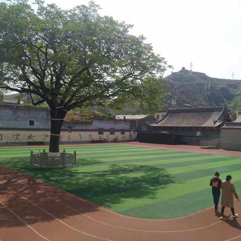 米脂县东街小学“植树造林，绿化家园”主题队会活动