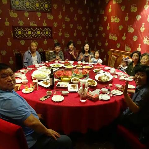 家人相聚，亲情浓厚