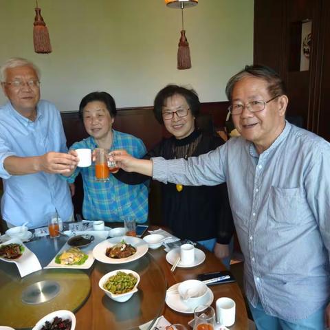 “老朋友，又欢聚了”