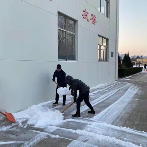 保畅通、保秩序、保安全——庄园中学第一时间扫清校园积雪