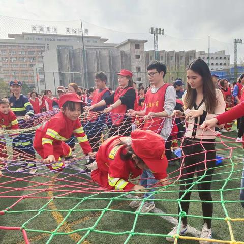 电白三佳双语实验幼儿园       12月24日《火热童真、消防总动员》                          亲子活动圆满落幕