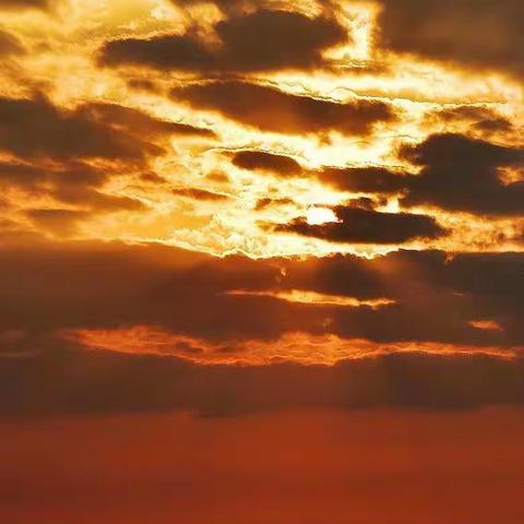 夕阳红，红似火。