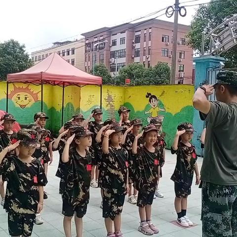 幼儿园暑假乐园军训