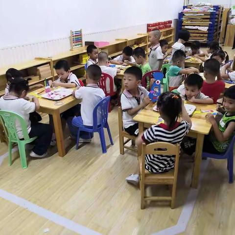 今天我们提前给爸爸们准备父亲节的礼物，在孩子们的心目中爸爸就是他们的榜样，㊗️所有的爸爸👨父亲节快乐