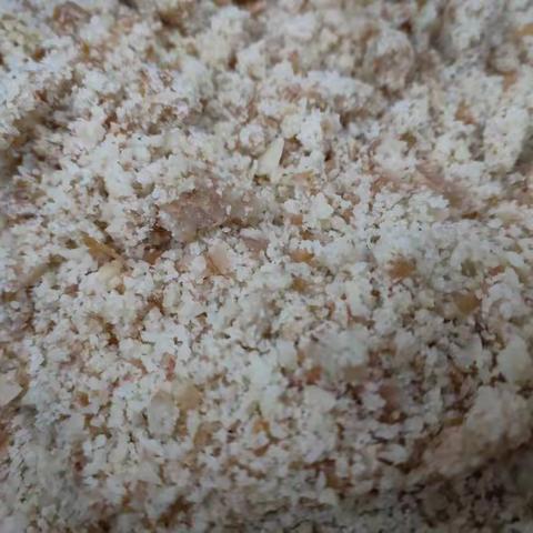 蒙氏工作坊《制作汤圆》生活即教育。孩子们通过擀，揉，拍打，团等手部活动制作汤圆，锻炼孩子的手眼协调能力🌹