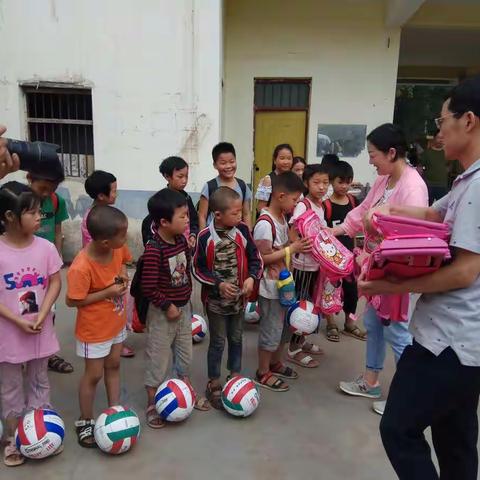 开展六一节关爱儿童送祝福活动