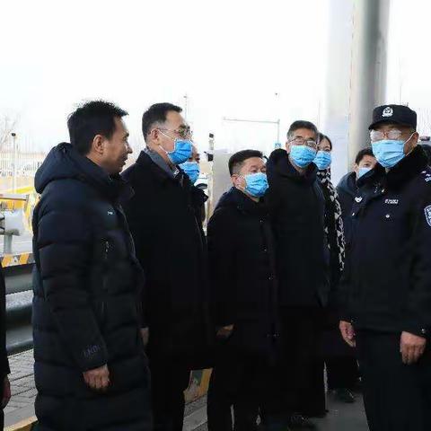 “相约冬奥——扛红旗、当先锋”。新春之际阳原县总工会走访慰问疫情防控一线执勤人员